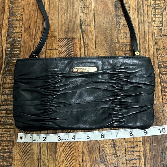 Vintage michael Michael Kors Bag Leather black ruched crossbody Gold Hardware - Picture 14 of 15
